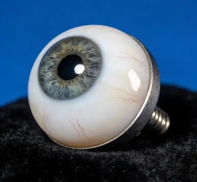 技师正在精细制作义眼片